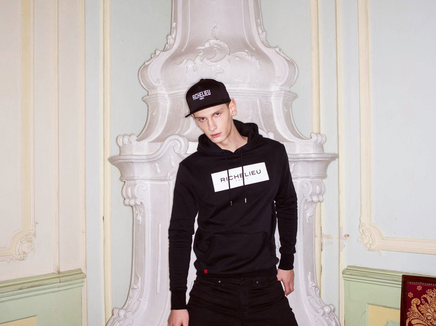 CLASSIC BLACK HOODIE